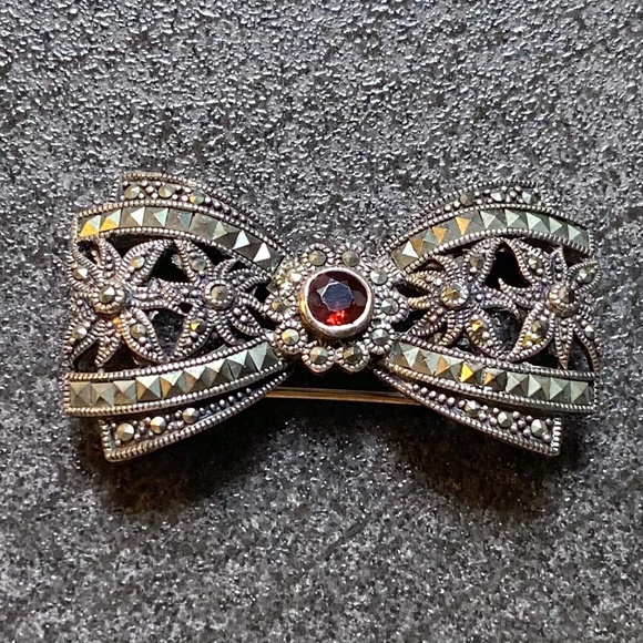 Sterling Silver, Marcasite & Amethyst Vintage Bow Brooch - Picture 5 of 5